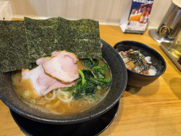 「豚骨醤油ラーメン＋半チャーシュー丼」@麺家 燻の写真