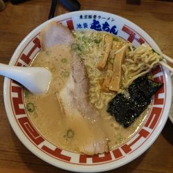 東京豚骨ラーメン並(880円) ＋無料ライス(0円)