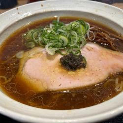 鶏そば「黒」　960円