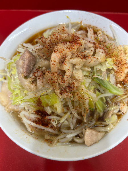 「小ラーメン　950円　生卵　50円」@ラーメン二郎 越谷店の写真