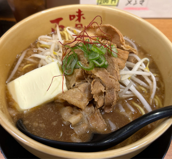 「赤みそラーメン＋バター＋半ライス」@味噌ラーメン 百庵 西新宿店の写真