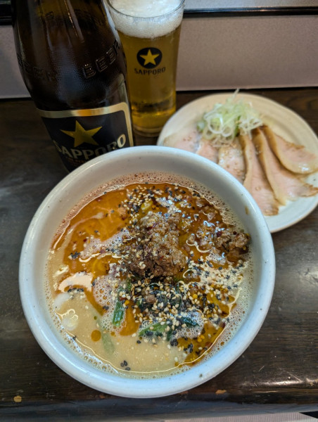 「担々麺＋特選とろ肉別盛り＋瓶ビール（中）」@らーめん 山頭火 渋谷店の写真