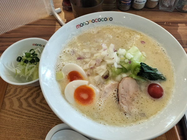 「濃厚鶏白湯ラーメン＋白ネギ＋玉ねぎ」@もののこころ 東松戸店の写真