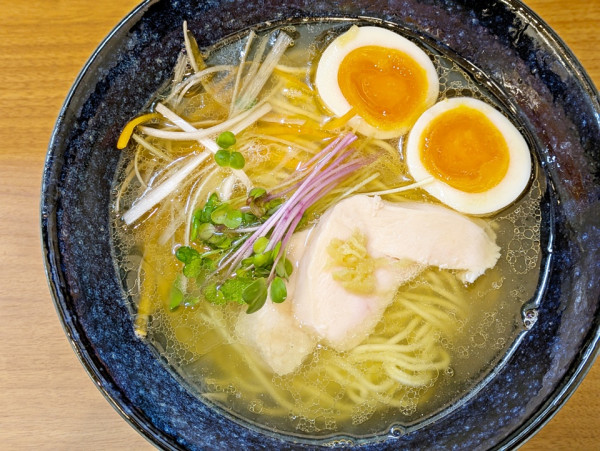 「和出汁塩ラーメン「鶏」(煮干油)+塩味玉子」@麺処塩一択の写真