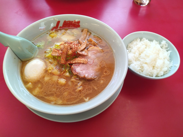 「【限定】カレーとんこつラーメン半ライスセット¥1100+味玉」@ラーメン山岡家 小山駅南店の写真