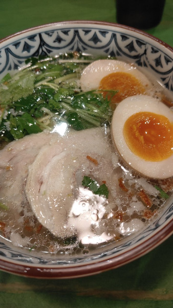 「通堂うま塩ラーメン 新・おんな味　玉子入り」@琉球新麺 通堂 横浜ラーメン博物館店の写真