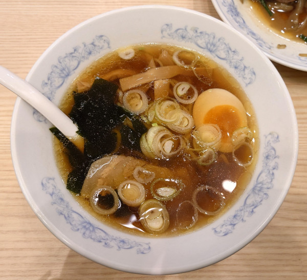「満州しょうゆラーメン(半玉、520円)」@ぎょうざの満洲 小江戸館の写真