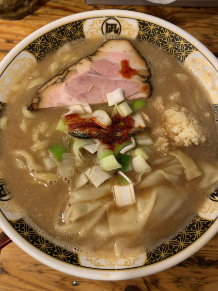 「すごい煮干ラーメン+ニンニク」@すごい煮干ラーメン凪 新宿ゴールデン街店 本館の写真