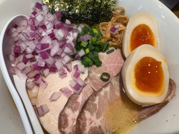 「真鯛と蛤の白湯そば(大)+紫玉ねぎ」@ミタバラボの写真