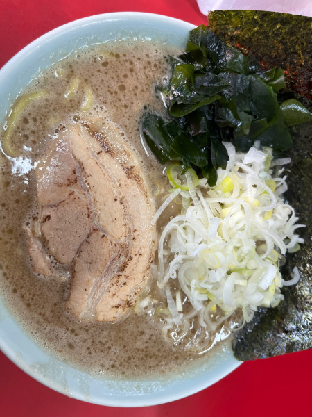 「ラーメン900円＋きざみねぎ増し(50g)50円」@とんこつラーメン松平 六浦店の写真