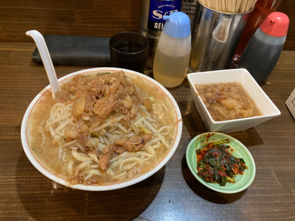 「ラーメン（豚抜き）+ニラキムチ」@男気らーめんアカギ 新田木崎店の写真