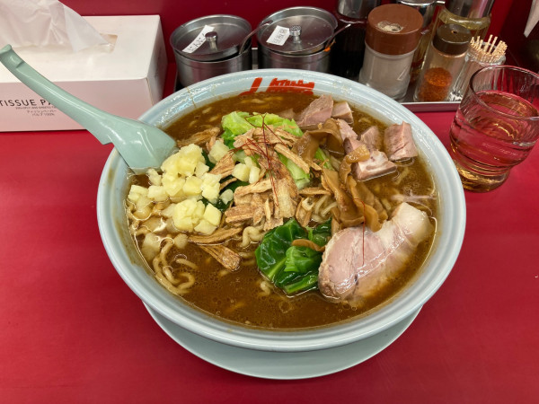 「特製カレーとんこつラーメン大盛り+大盛り+コロチャーシュー」@ラーメン山岡家 太田店の写真