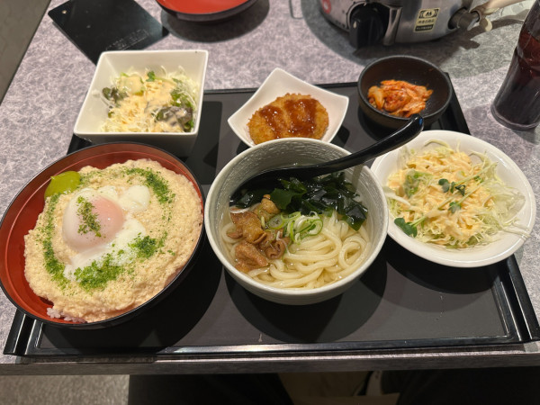 「温玉とろろご飯&ミニ肉かすうどん770円」@牛たん焼肉 タンじろうの写真