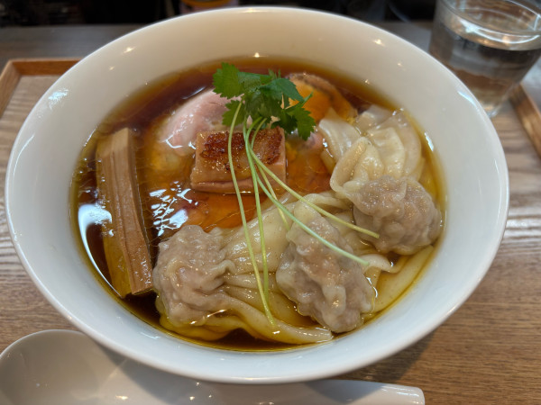 「醤油わんたん1700円 大盛150円ファストパス390円」@らぁ麺 紫陽花の写真