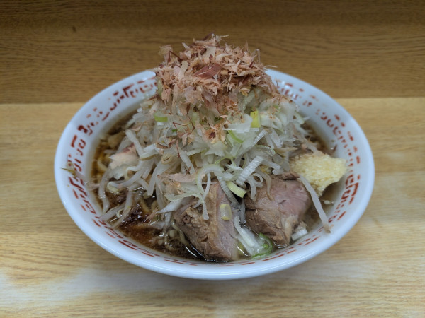 「小ラーメン　全マシ（ネギ＋かつお節）」@ラーメン二郎 環七新新代田店の写真