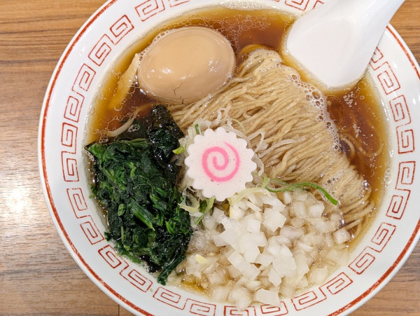 「あっさり煮干+煮卵+玉葱」@喜多方食堂 山海の写真
