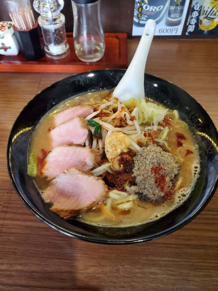 「ドロ辛煮干ラーメン@1300」@麺や 旅凮車の写真