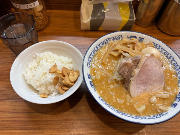「豚骨醤油味噌ラーメン」@横浜豚骨醤油ラーメン YOLOの写真