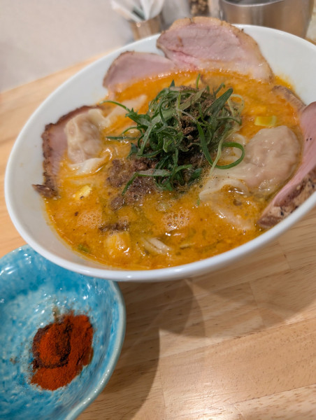 「担々麺・大辛・海老ワンタン＆3種のチャーシュー増し」@地球の中華そばの写真