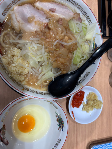 「小ラーメン　生卵」@豚山 武蔵小杉店の写真