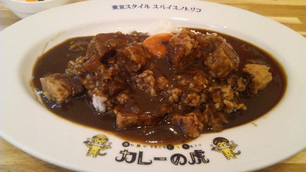 「ランチ くろカレー 900円＋生たまご 100円」@カレーの虎の写真