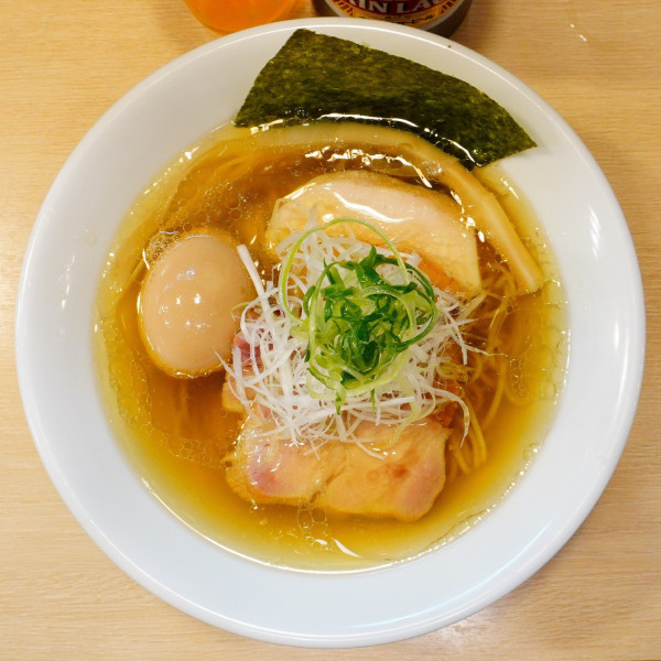 「特製鶏らぁめん（白醤油）＋瓶ビール（おつまみ付き）」@麺屋 いちょうの写真