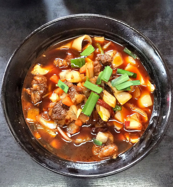 「麻辣牛肉刀削麺 980円」@聚香園の写真