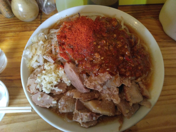「豚入りオロチョンラーメン中盛850円トッピング全部」@にかいやの写真