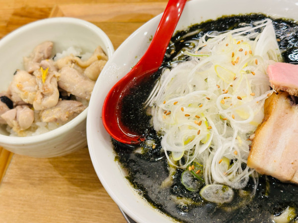「初摘み海苔の塩らーめん 1,400円 柚子鶏 500円」@麺や 七彩 八丁堀店の写真
