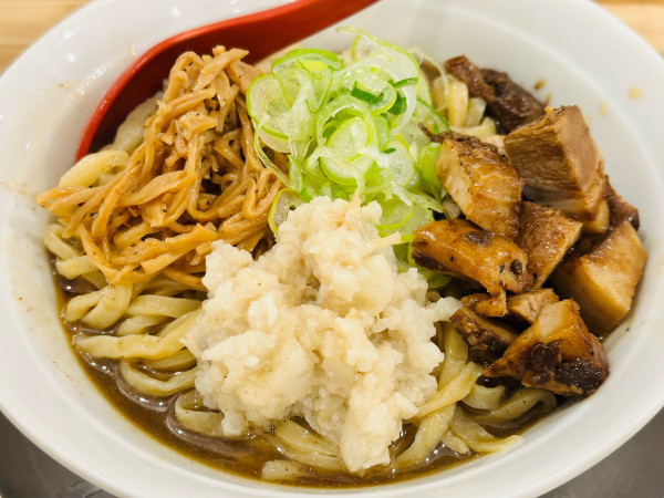 「油そば (煮干し) 1,000円」@麺や 七彩 八丁堀店の写真