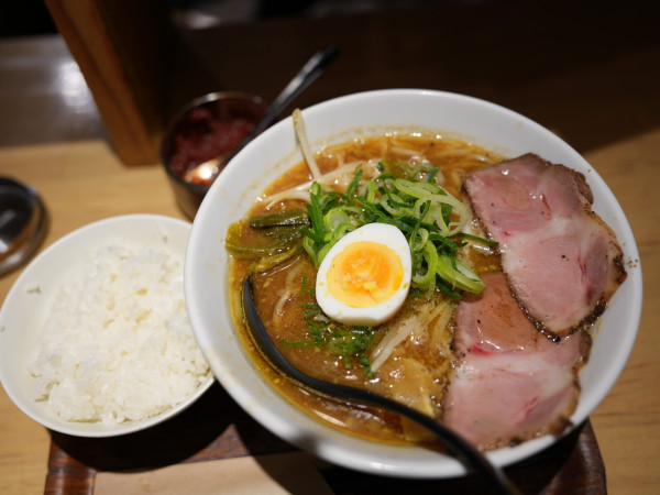 「名古屋濃厚味噌ラーメン 麺硬め＋サービスライス」@麺屋壱の写真