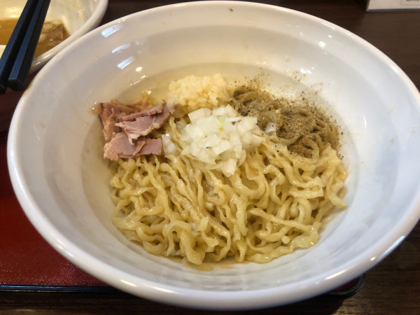 「特濃煮干しラーメン＋和え麺カツオニンニク手もみ麺変更」@麺屋むどうの写真