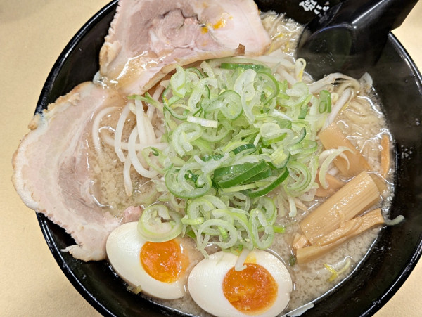 「しょうゆ味玉子ラーメン（脂少なめ）」@超ごってり麺 ごっつ 亀戸本店の写真