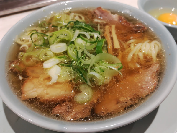 「中華そば（小） 700円　生卵100円」@ちえちゃんラーメンの写真