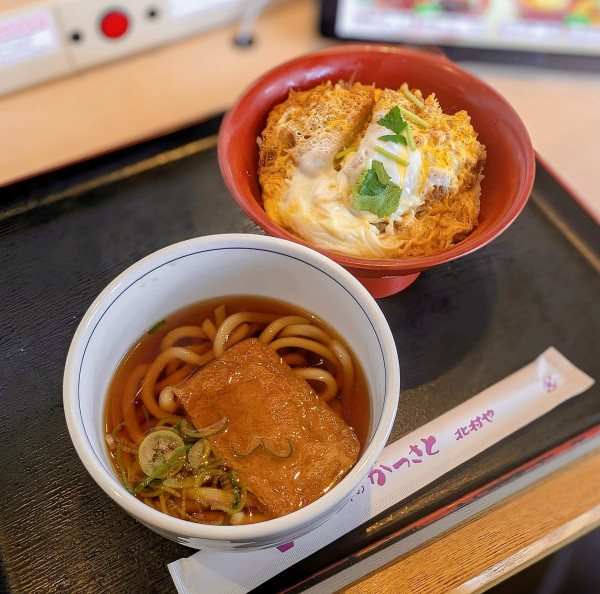 「ハーフかつ丼+日替うどん」@かつさと 各務原店の写真