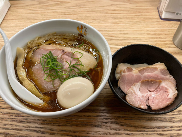 「特製醤油らぁ麺（チャーシュートッピング）」@らぁ麺 はやし田 北千住店の写真