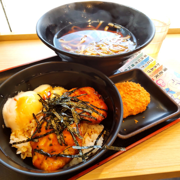 「【季節限定】つくね温玉丼セット（￥900）＋コロッケ（クーポ」@ゆで太郎 大森駅前店の写真