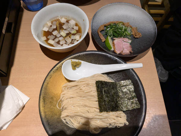 「つけそば(醤油)1350円」@SOBAHOUSE 金色不如帰 新宿御苑本店の写真