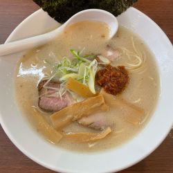 塩とんラーメン(700円)＋うま辛(サービス)