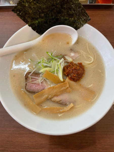 「塩とんラーメン(700円)＋うま辛(サービス)」@ラーメン岩佐 下鶴間店の写真
