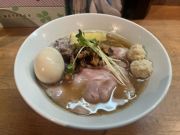 「貝と烏賊の醤油そば　特製」@貝そばもぉむの写真