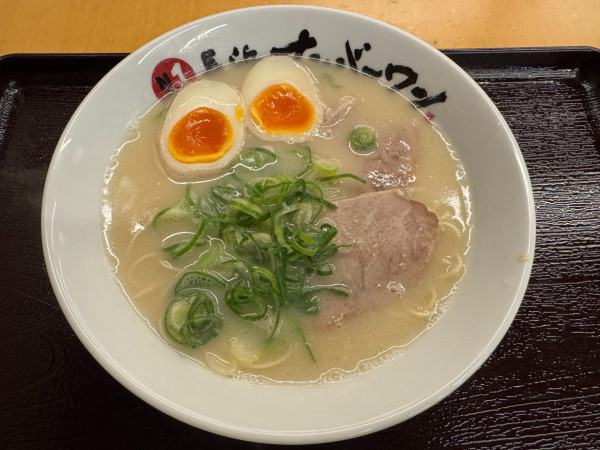 「煮玉子らーめん」@長浜ナンバーワン うまか横丁店の写真