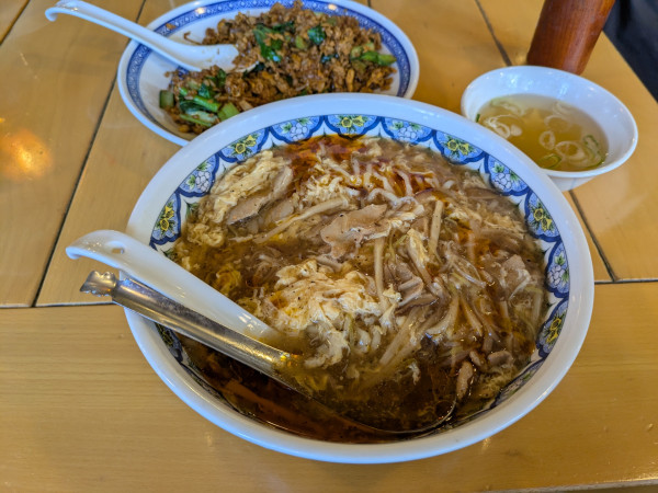 「スーラータンメンと黒チャーハン」@中国ラーメン 揚州商人 第二産業南中野店の写真