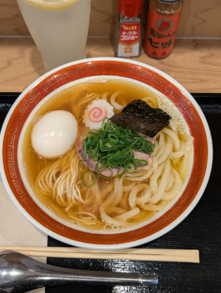 「いりこの中華そば うどん合盛り 中華麺少なめ＋瀬戸内レモンサワー」@瀬戸内食堂 ねいろ屋の写真