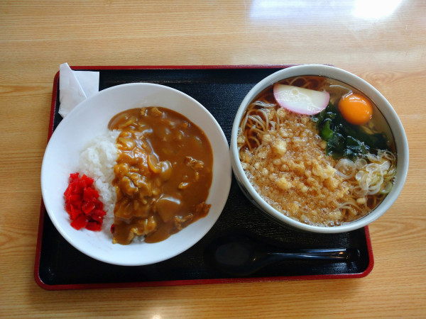 「カレーセット たぬきそば大（1,100円）＋生卵（50円）」@尾張屋の写真