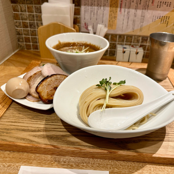 「赤つけ麺 辛さ少なめ ¥1,200 特製トッピング ¥500」@麺屋 周郷 神田店の写真