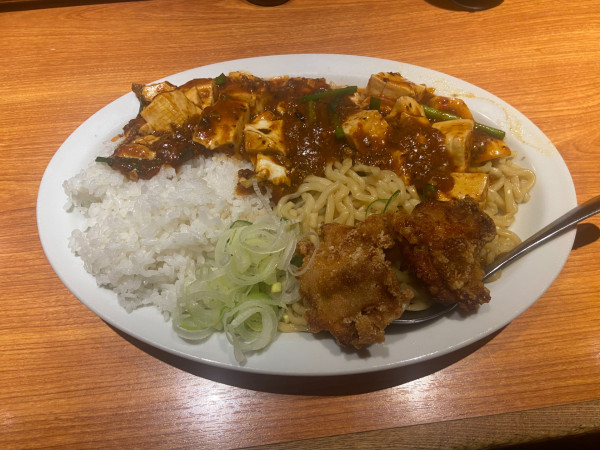 「汁なし麻婆麵唐揚げライスコンボ」@カミナリ飯店の写真