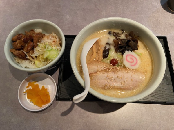 「しおらーめん・チャーシューご飯セット」@らーめん 山頭火 越谷イオンレイクタウン店の写真