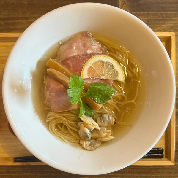 「貝だし塩そば」@鶏と貝 MUUの写真