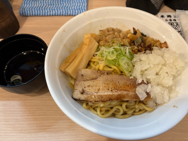 「醤油油そば（大盛り850）」@本郷油倶楽部の写真